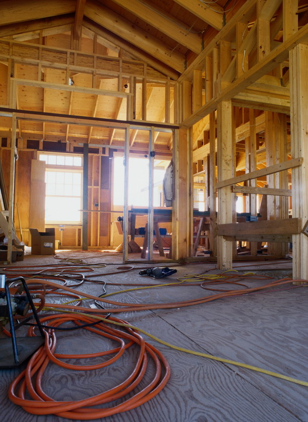 室內裝飾中的隱患 木房子與電線混亂的警示